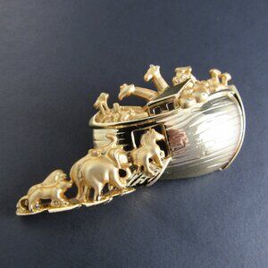 VINTAGE SIGNED AJC GOLD TONE BROOCH PIN HOAH'S ARC (BR31)